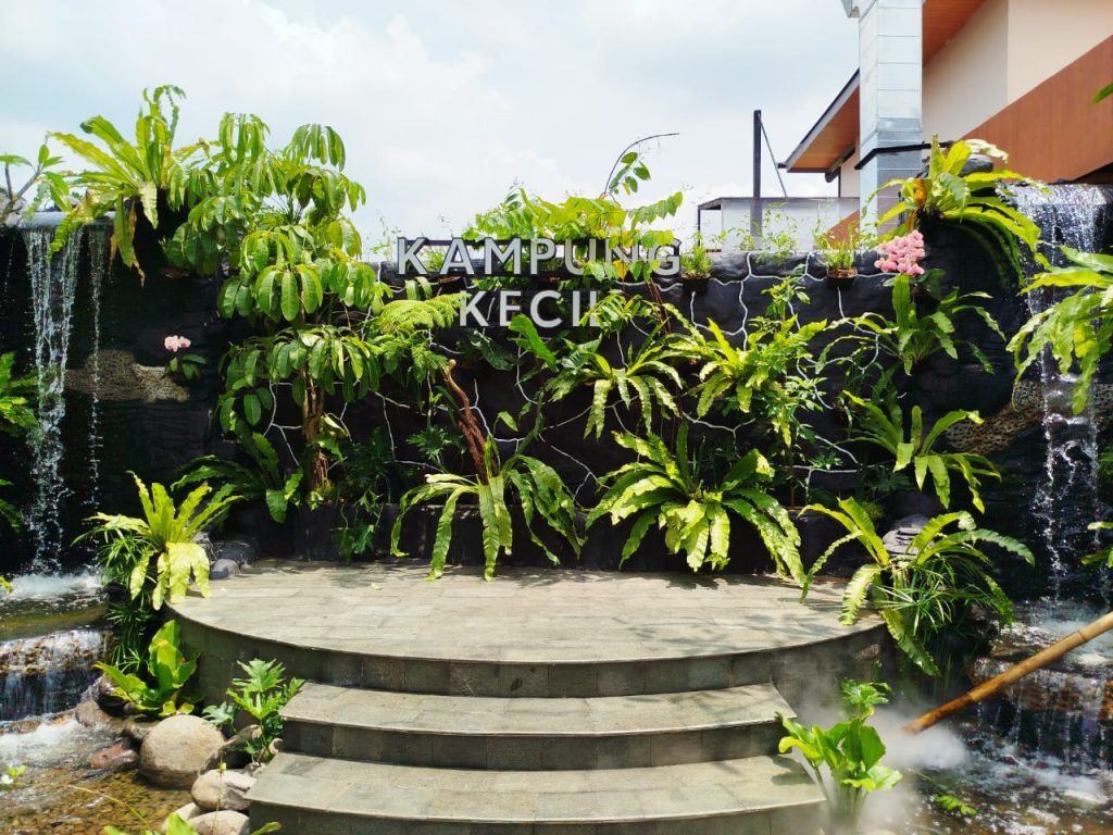 Restoran Kampung Kecil di Paramount Petals menghadirkan kuliner Nusantara dalam suasana pedesaan yang asri dan instagramable. (Foto: Urbanvibes/R Indriani)