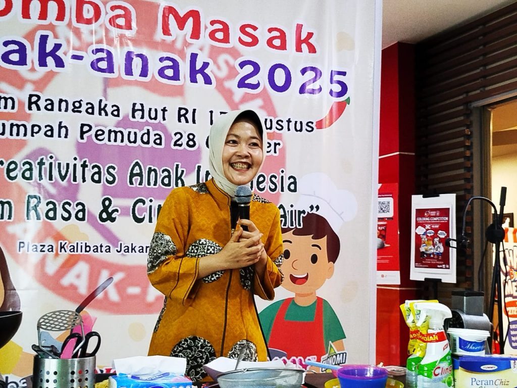 Asisten Deputi Koordinasi Pelaksanaan Kebijakan Pemenuhan Hak Anak Wilayah III dari Kementerian Pemberdayaan Perempuan dan Perlindungan Anak (KemenPPPA), Rr. Endah Sri Rejeki, saat menghadiri Lomba Masak Anak-anak 2025, Minggu (26/10/2025) yang digelar oleh Yayasan Insan Satu Nusa bekerja sama dengan Dapur Anak. (Foto: Urbanvibes/R Indriani)