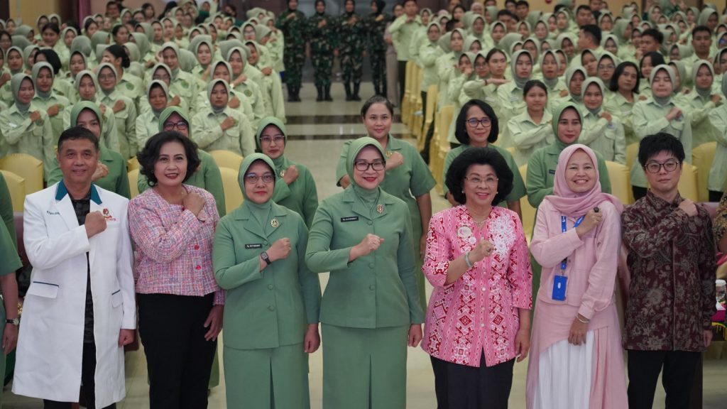 Gerakan "Ayo SADARI Setelah Menstruasi" dari CHARM dan YKPI mengajak perempuan Indonesia, khususnya generasi muda, untuk rutin melakukan deteksi dini kanker payudara lewat pemeriksaan sendiri (SADARI). (Foto: Dok. Uni Charm)