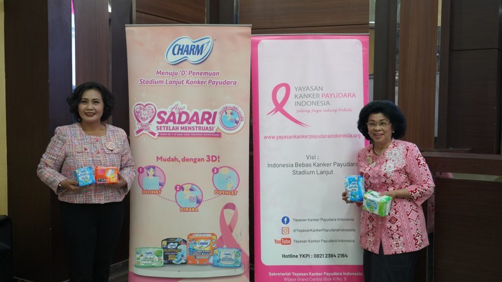 Gerakan "Ayo SADARI Setelah Menstruasi" dari CHARM dan YKPI mengajak perempuan Indonesia, khususnya generasi muda, untuk rutin melakukan deteksi dini kanker payudara lewat pemeriksaan sendiri (SADARI). (Foto: Dok. Uni Charm)