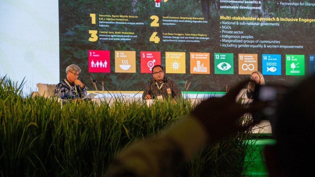 Koordinator Nasional GEF SGP Indonesia Sidi Rana Menggala saat berbicara dalam sesi panel acara International Sustainable Rice Forum (ISRF) 2025 di Discovery Ancol, Jakarta Utara, Senin (17/11/2025). Foto: istimewa