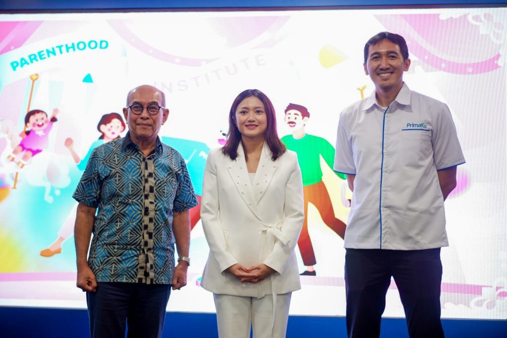 Ki-ka: Prof. Dr. dr. Aman Bhakti Pulungan, Sp.A(K), FAAP, FRCPI (Hon.), dr. Yuni Astria, Sp.A. dan M. Aditriyaputra, CFA (CEO PrimaKu) dalam konferensi pers "Parenthood Institute 2025" di Jakarta Selatan, Selasa (18/10/2025)., (Foto: Dok. PrimaKu)