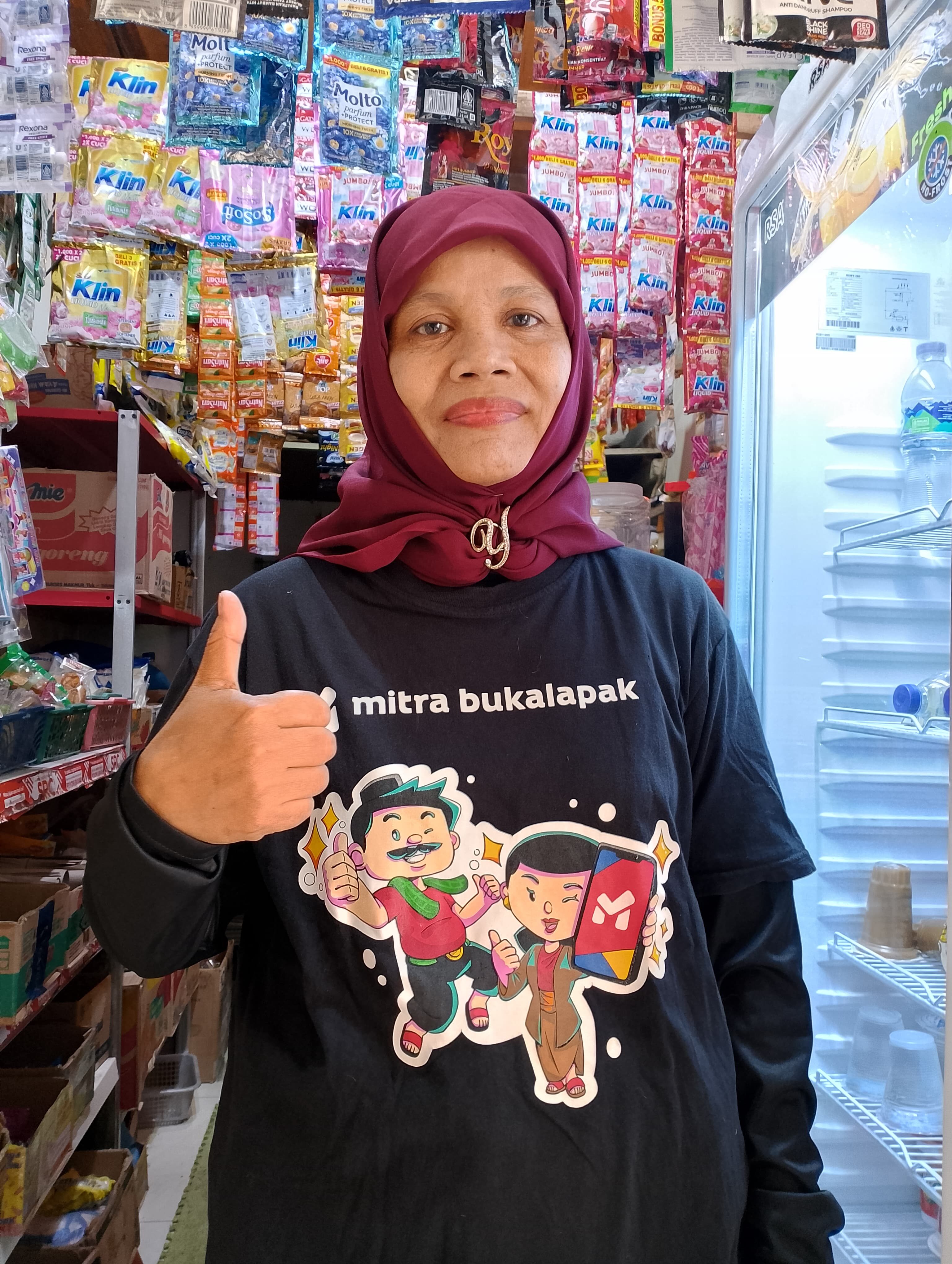 Kisah Inspiratif Yuli Rahmawati: Dari Warung Kecil hingga Mampu Menguliahkan Anak