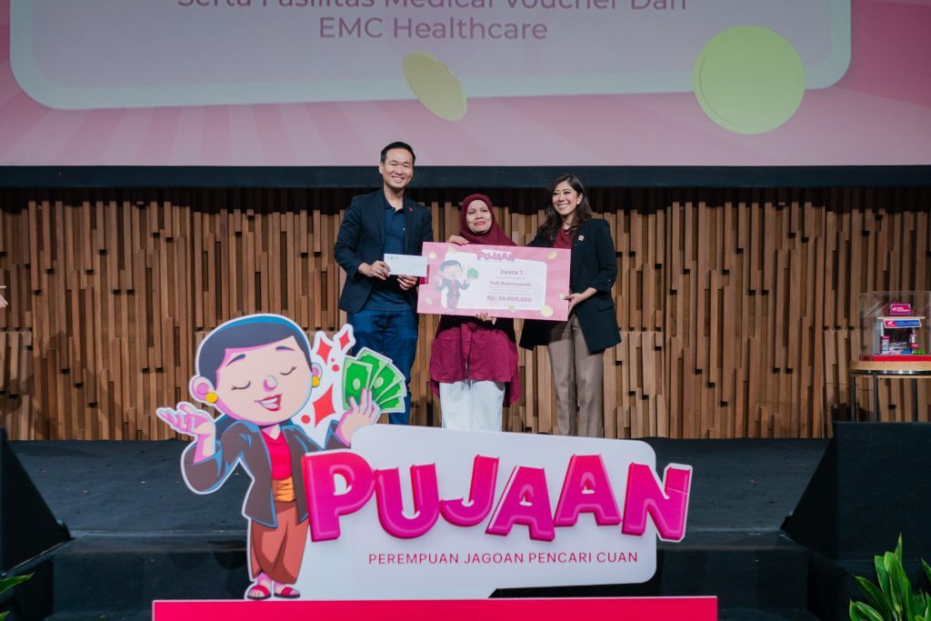 Pengunguman Pemenang Pujaan Vol. 4, Yuli Rahmawati, Juara I Pujaan Vol. 4, sejak memutuskan menjadi Mitra Bukalapak omzet warungnya meningkat, usaha semakin stabil, dan peluang baru pun terbuka. (Foto: Dok. Bukalapak)