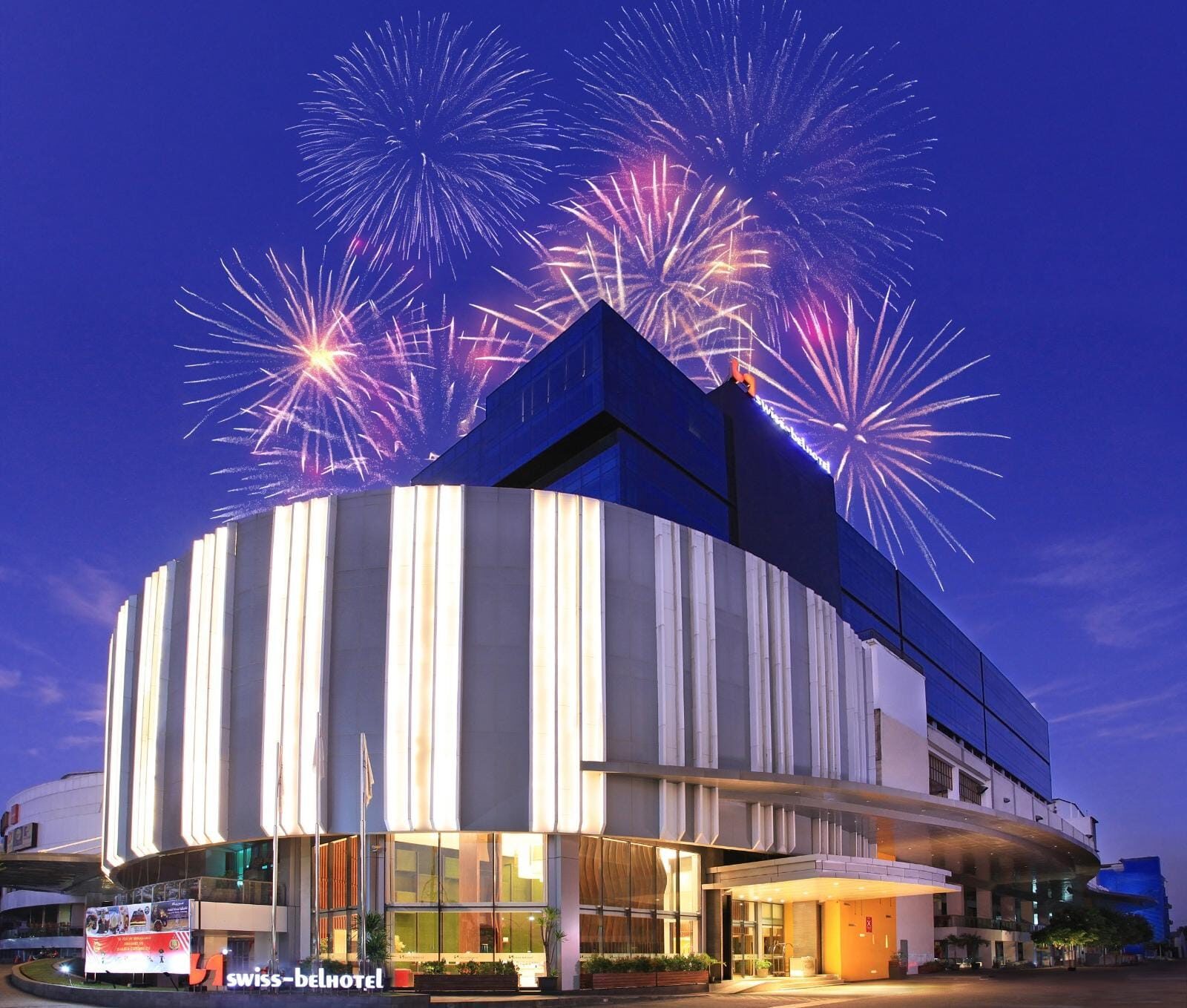 Rayakan Tahun Baru Spektakuler Bertema Rockaholic Localicious di Swiss-Belhotel Cirebon