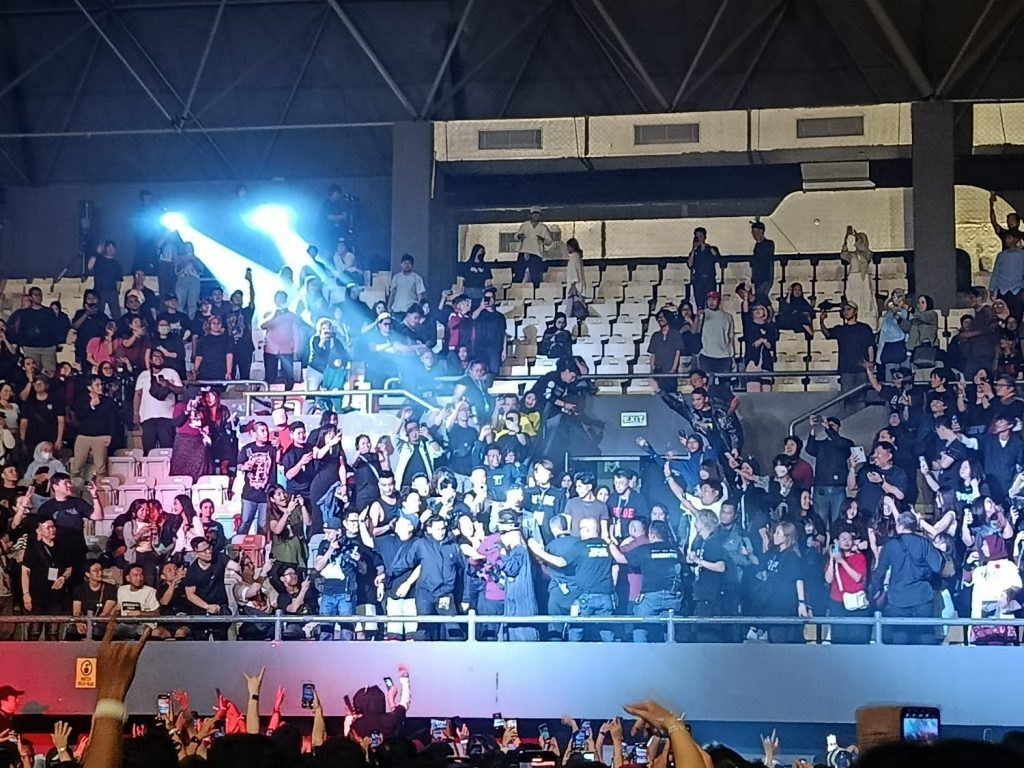 HYDE mengejutkan penonton di tribun saat Encore - sumber foto Adi/Urbanvibes