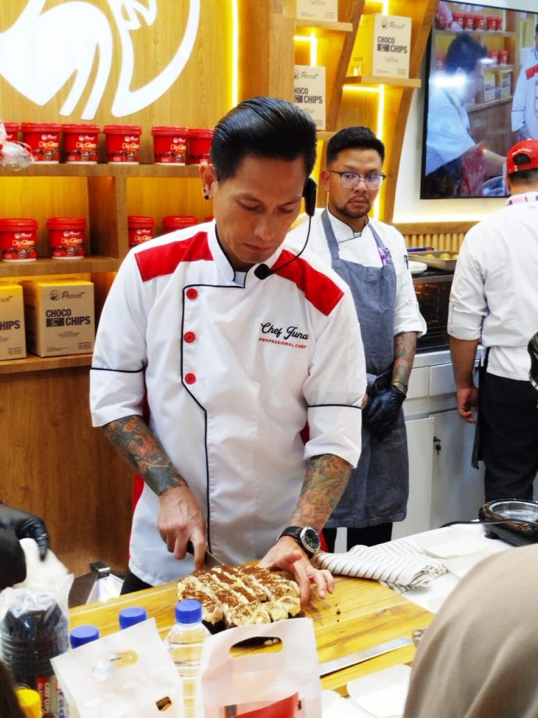 Chef Juna saat demo cooking "Brokies Tiramisu" menggunakan Choco Chips Parrot di booth Parrot pada SIAL InterFOOD 2025, Kamis (13/11/2025). (Foto: Urbanvibes/R Indriani)