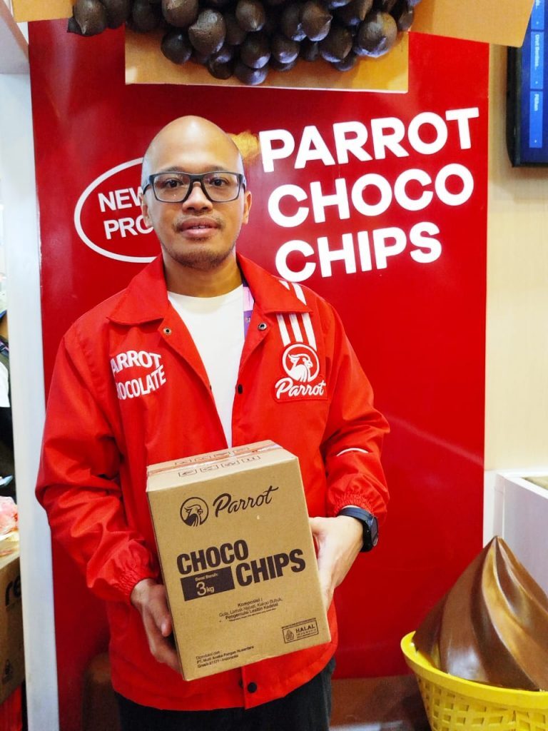Steven Halim, General Manager PT Multi Aneka Pangan Nusantara memegang produk terbarunya, Choco Chips Parrot di booth Parrot pada SIAL InterFOOD 2025, Kamis (13/11/2025). (Foto: Urbanvibes/R Indriani)