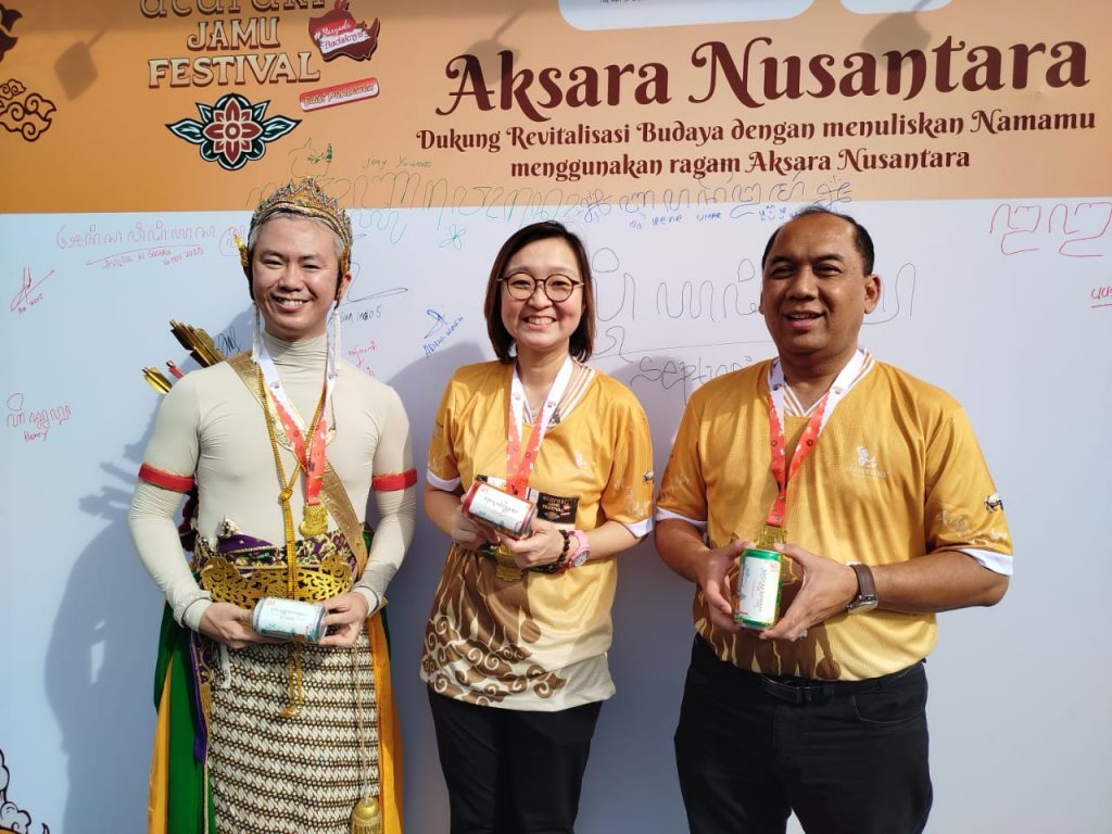 Acaraki Jamu Festival 2025 edisi "Pahlawan" digelar di Taman Fatahillah, Kota Tua Jakarta, Minggu (16/11/2025) menghadirkan rangkaian seni dan budaya sekaligus penghormatan bagi para penjaga tradisi jamu di momen Hari Pahlawan. (Foto: R Indriani/Urbanvibes)