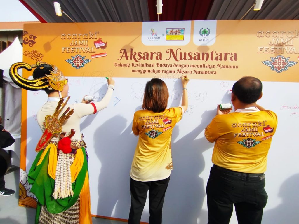 Acaraki Jamu Festival 2025 edisi "Pahlawan" digelar di Taman Fatahillah, Kota Tua Jakarta, Minggu (16/11/2025) menghadirkan rangkaian seni dan budaya sekaligus penghormatan bagi para penjaga tradisi jamu di momen Hari Pahlawan. (Foto: R Indriani/Urbanvibes)