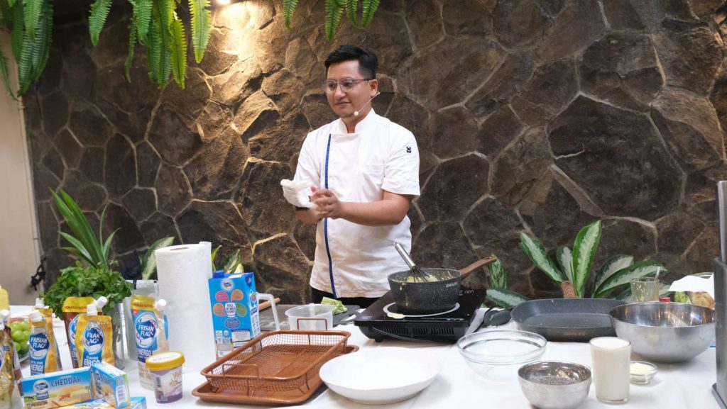 Frisian Flag Indonesia (FFI) kembali menggandeng Badan Pengawas Obat dan Makanan (BPOM) menghadirkan pelatihan keamanan pangan bagi perempuan pelaku UMK pangan olahan. Program ini berlangsung dalam rangkaian Frisian Flag Dukung UMK – Kedai Kreatif 2025. (Foto: Dok. FFI)
