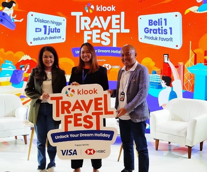 Ki-ka: Dessy Safitri Masri (Head of Products & Value Added Services, Visa Indonesia), Sarah Wan (General Manager Singapore, Malaysia, Indonesia Klook Travel) dan Ruddy Martono (Head of Assets and Retail Sales HSBC Indonesia) dalam Konferensi Pers "Klook Travel Fest 2025" di Jakarta, Jumat (21/11/2025). (Foto: Urbanvibes/R Indriani)