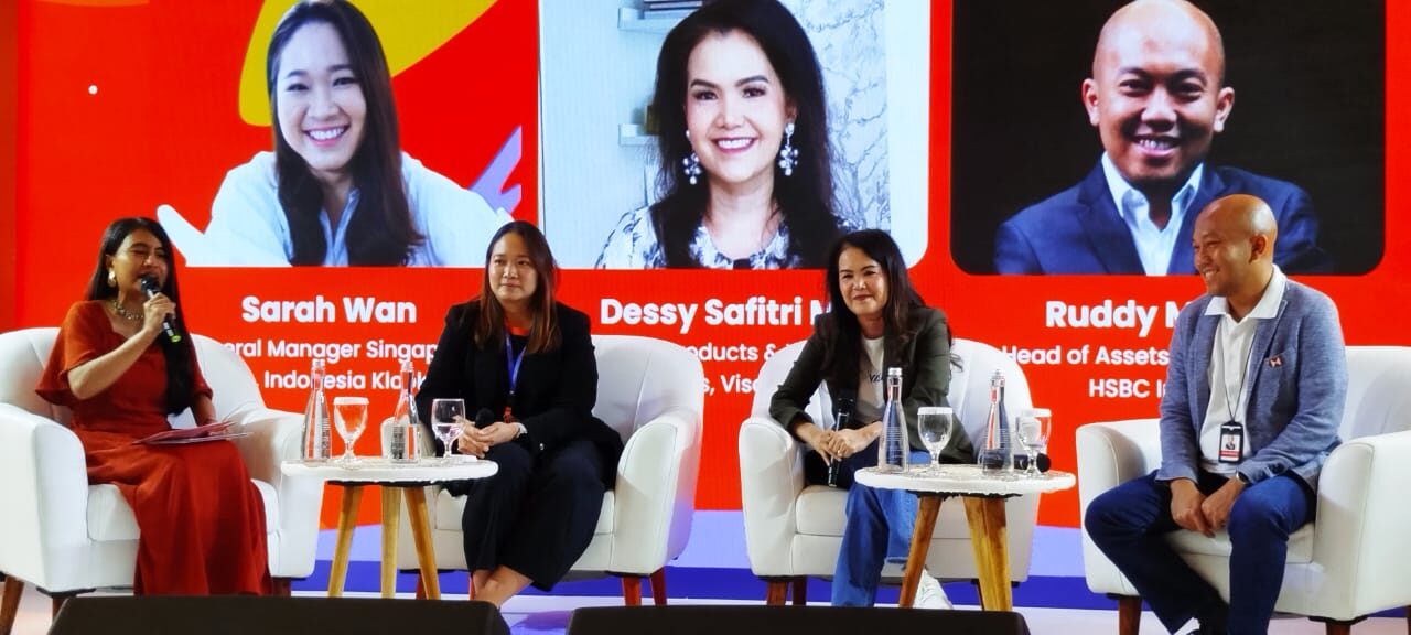 Ki-ka: Sarah Wan (General Manager Singapore, Malaysia, Indonesia Klook Travel), Dessy Safitri Masri (Head of Products & Value Added Services, Visa Indonesia) dan Ruddy Martono (Head of Assets and Retail Sales HSBC Indonesia) dalam Konferensi Pers "Klook Travel Fest 2025" di Jakarta, Jumat (21/11/2025). (Foto: Urbanvibes/R Indriani)