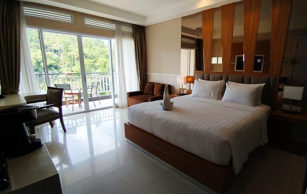 Salah satu kamar dengan balkon di Le Eminence Puncak dengan pemandangan alam yang indah. (Foto Urbanvibes/R Indriani)