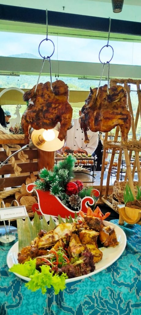 Lebih dari 30 menu khas Indonesia disajikan dalam buffet elegan di Veranda Restaurant. Mulai dari Sate Maranggi yang smoky, Empal Gepuk dengan bumbu yang meresap, hingga Ayam Bakakakâ€â€ikon kuliner Sunda yang disajikan dengan gaya modern. (Foto: Urbanvibes/R Indriani)