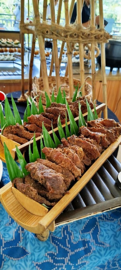 Lebih dari 30 menu khas Indonesia disajikan dalam buffet elegan di Veranda Restaurant. Mulai dari Sate Maranggi yang smoky, Empal Gepuk dengan bumbu yang meresap, hingga Ayam Bakakakâ€â€ikon kuliner Sunda yang disajikan dengan gaya modern. (Foto: Urbanvibes/R Indriani)