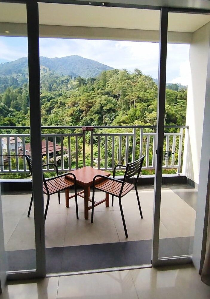 Di Le Eminence Puncak, setiap kamar terdapat balkon sehingga tamu dapat secara leluasa menikmati pemandangan alam pegunungan yang indah. (Foto Urbanvibes/R Indriani)