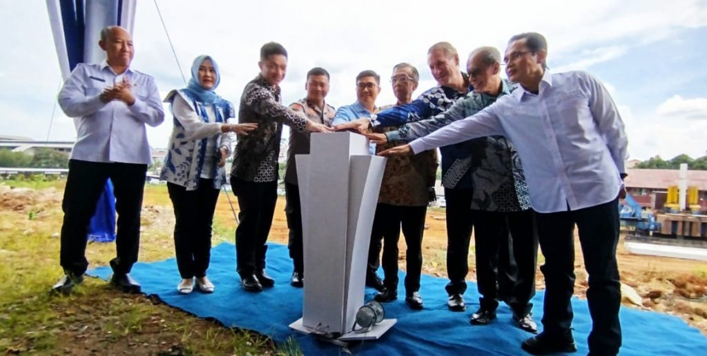 Upacara groundbreaking (peletakan batu pertama) untuk Aston Cibinong Resort &amp; Convention Center dan Harper Cibinong Bogor dalam jaringan hotel milik Archipelago melalui pembunyian sirine secara simbolis. Acara ini dihadiri oleh sejumlah tokoh penting yang berperan besar dalam proyek ini, antara lain:
Sastra Winara (Ketua DRPD), Bambam Setia Aji (Kepala Bappeda Litbang), Sugiharto Husodo (Direktur Utama PT Grand Wahid Pratama), Denny Putra Husodo (Direktur PT Grand Wahid Pratama), Heru Purwono (Direktur Archipelago International), dan Winston Hanes (Senior Vice President Operations, Archipelago International) di Cibinong, Jawa Barat, Rabu (26/11/2025). (Foto: Urbanvibes/R Indriani)