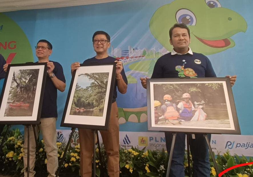 Ciliwung Day 2025 dihadiri oleh Stefanus Indrayana (Head of Corporate Communications PT Indofood Sukses Makmur Tbk), Deftrianov (Wakil Ketua BAPPEDA Jakarta) dan Ir. Peni Santoso Dipl. Est (Ketua Gerakan Ciliwung Bersih) di kawasan Penjernihan, Karet Tengsin, Jakarta Pusat, Sabtu (29/11/2025). (Foto: Dok. Indofood)