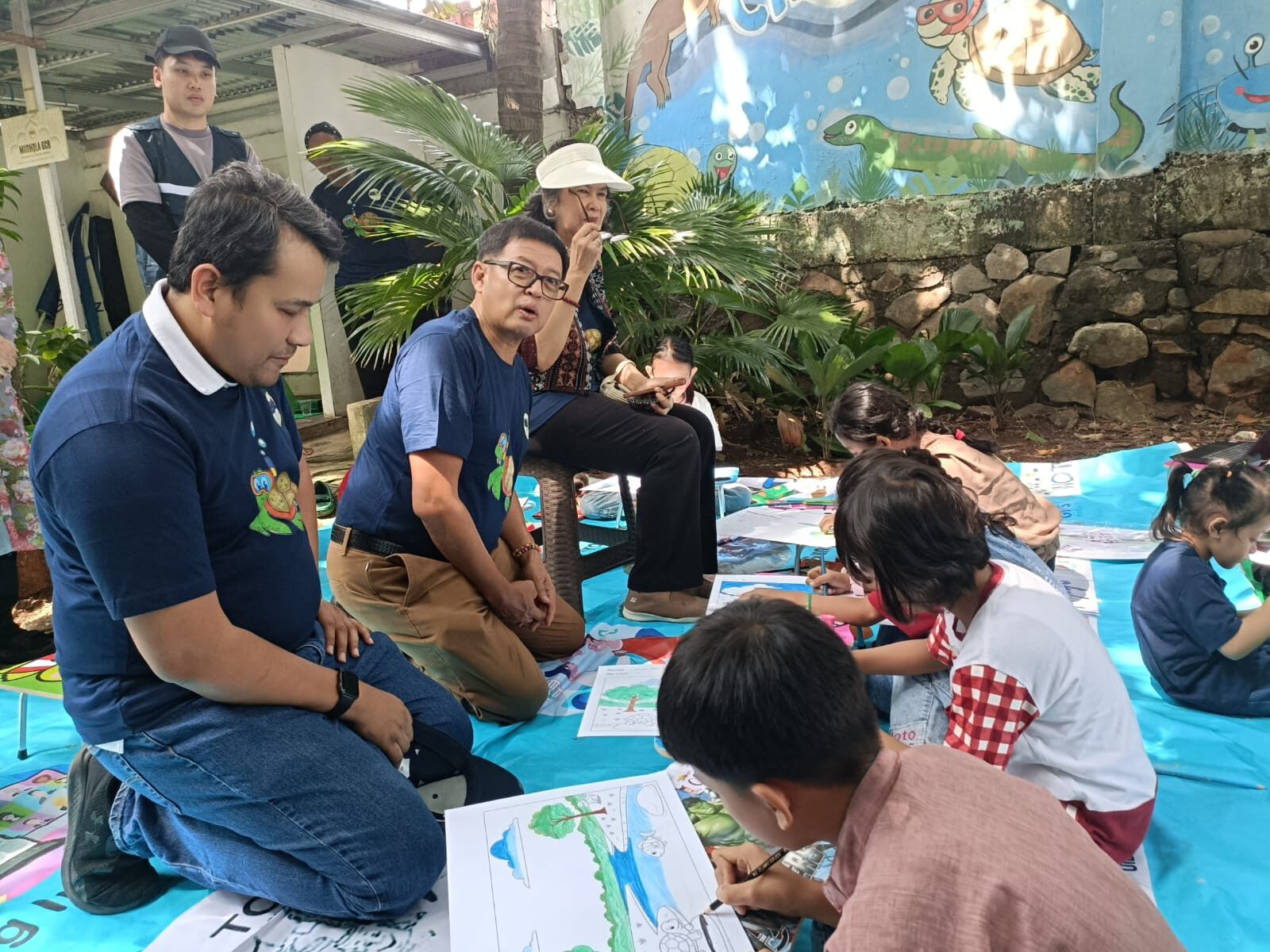 Di Ciliwung Day 2025, selain kegiatan susur sungai, ada pula workshop upcycle, aksi tanam pohon, talkshow pegiat lingkungan, hingga kegiatan mewarnai dengan tema sungai untuk anak-anak. (Foto: Dok. Indofood)
