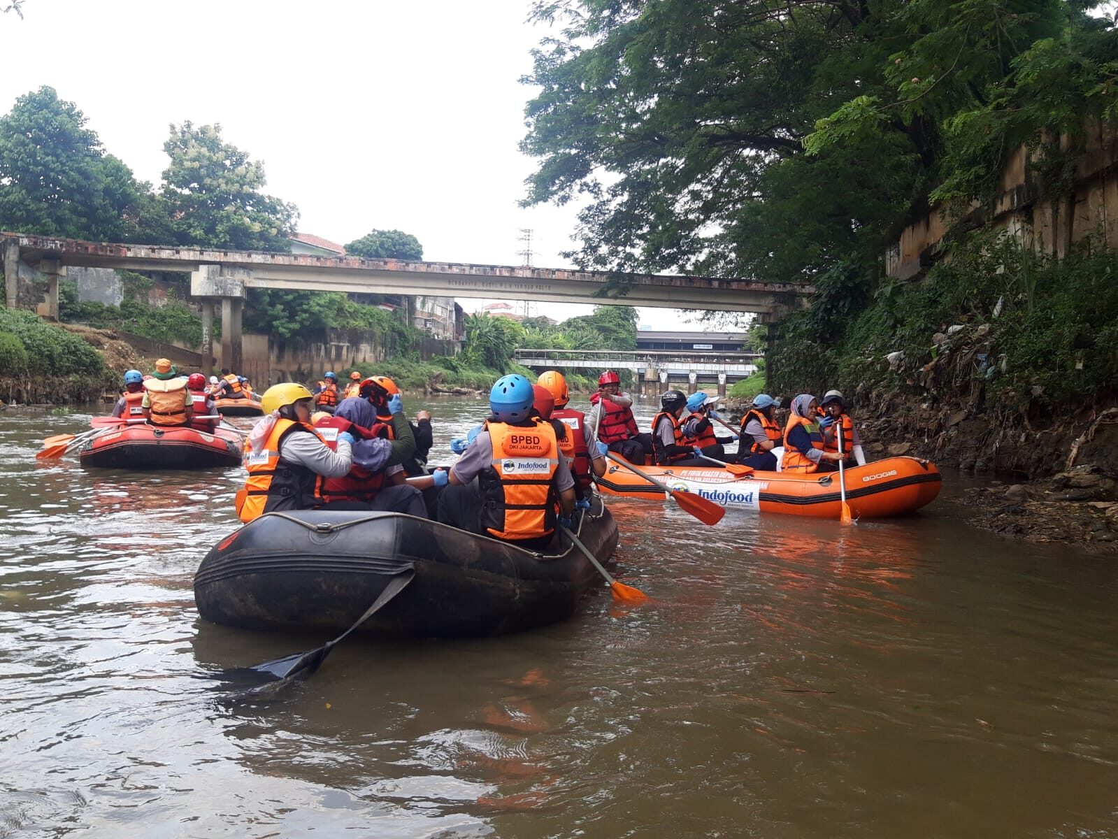 Susur Sungai Ciliwung menggunakan perahu karet sejauh sekitar 2 kmâ€â€salah satu kegiatan favorit yang memungkinkan peserta melihat langsung wajah Ciliwung dari jarak di kegiatan Ciliwung Day 2025. (Foto: Dok. Indofood)