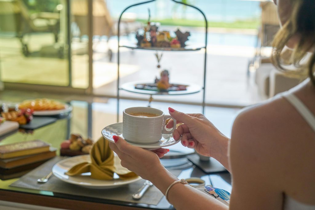 Ilustrasi minum kopi di pagi hari di restoran yang berada di hotel. (Foto: Engin Akyurt/Pexels)