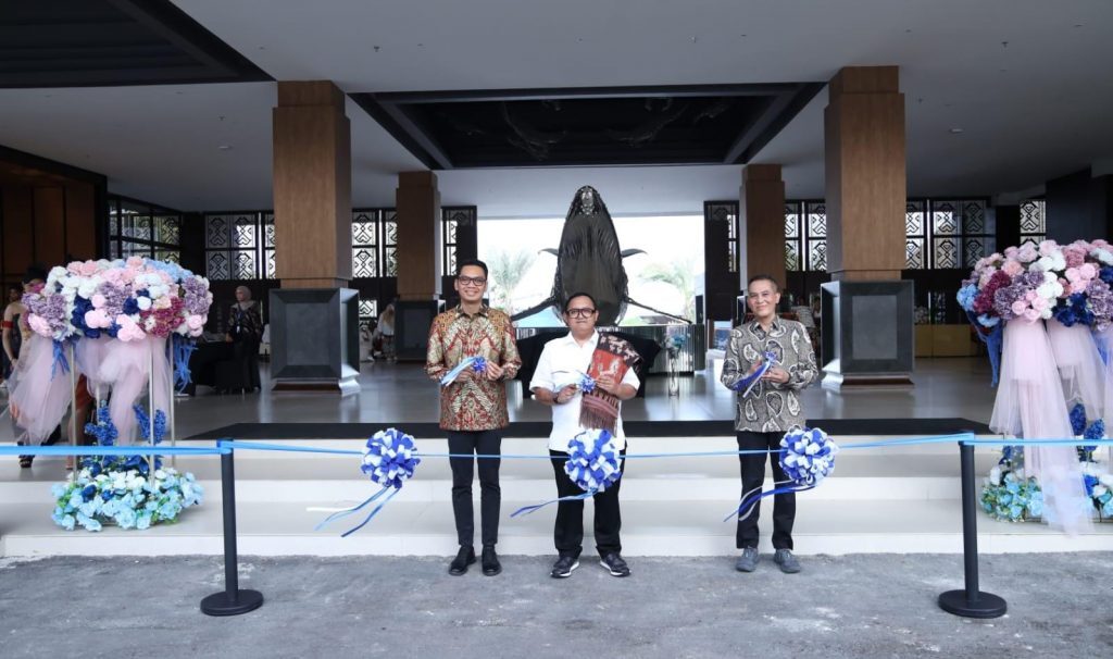 Seremoni pemotongan pita oleh Wakil Bupati Sumba Timur, Yonathan Hani, S.Kom., M.A.P.