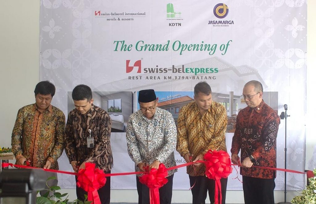 Dari kiri: Bapak Bimo Esmunantyo - Direktur Bisnis Fasilitas Jalan Tol PT Jasamarga Related Business(JMRB), Bapak Nasrullah - Direktur Utama PT Jasamarga Semarang, Batang (JSB), Bapak M. FaizKurniawan S.H., M.H. - Bupati Batang, Bapak Rolf Bakrie Pohan - Direktur PT Puri Sentul Permai Tbk(KDTN), Bapak David Padrigon Baduria Jr - Regional Operations Manager Swiss-Belhotel International