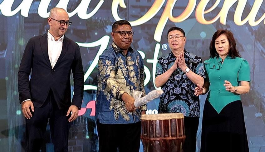 Dari kiri : Bapak Ilkin Ilyaszade – Senior VP Operations and Development for Indonesia,Swiss-Belhotel International; Gubernur Maluku, Bapak Hendrik Lewerissa, S.H., LL.M., yang diwakilioleh Kepala Dinas Pariwisata Kota Ambon, Dr. Achmad Jais Ely, ST., M.Si.; serta Bapak RonnyRambitan dan Ibu Lidya Laurence – Pemilik Swiss-Belhotel dan Zest Ambon.