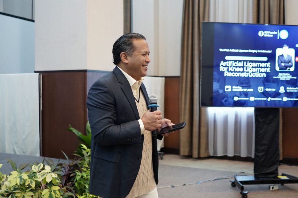 Ahli Bedah Ortopedi dan Trauma Konsultan Cedera Olahraga, dr. Sapto Hardjosworo, Sp.OT, Subsp.CO, dalam acara Introductory Lecture and Live Surgery: Artificial Ligament for Knee Ligament Reconstruction yang digelar RS Premier Bintaro, belum lama ini. (Foto: Dok. RS Premier Bintaro)