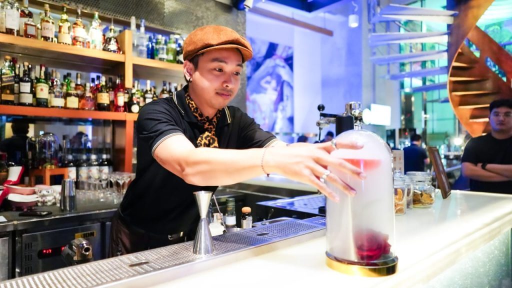 Bartender menyajikan minuman khas BUNK Lounge & Bar - sumber foto Pullman