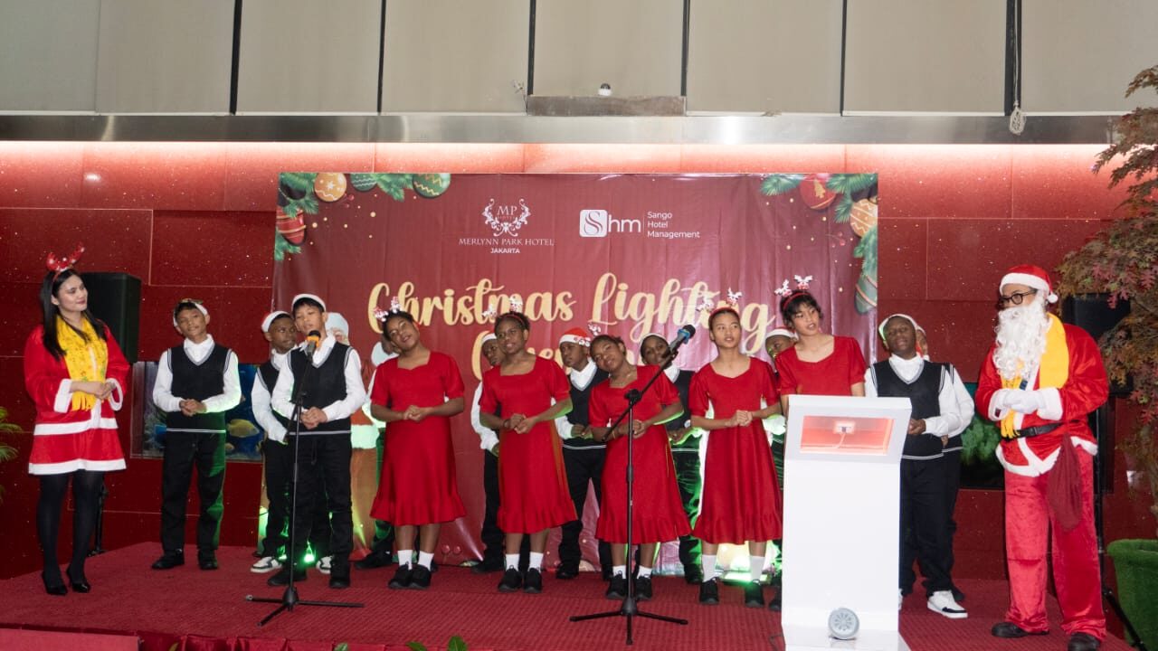 Merlynn Park Hotel Jakarta Hadirkan Pohon Natal dari 226 Kelapa Saat Lighting Ceremony!
