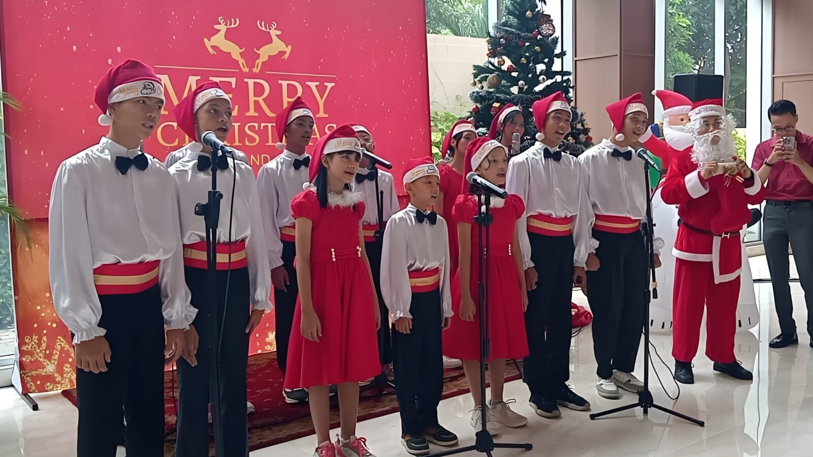 Swiss-Belinn Manyar Surabaya Hadirkan "Celebrate Christmas Harmony": Malam Natal Penuh Kehangatan dan Cinta Kasih