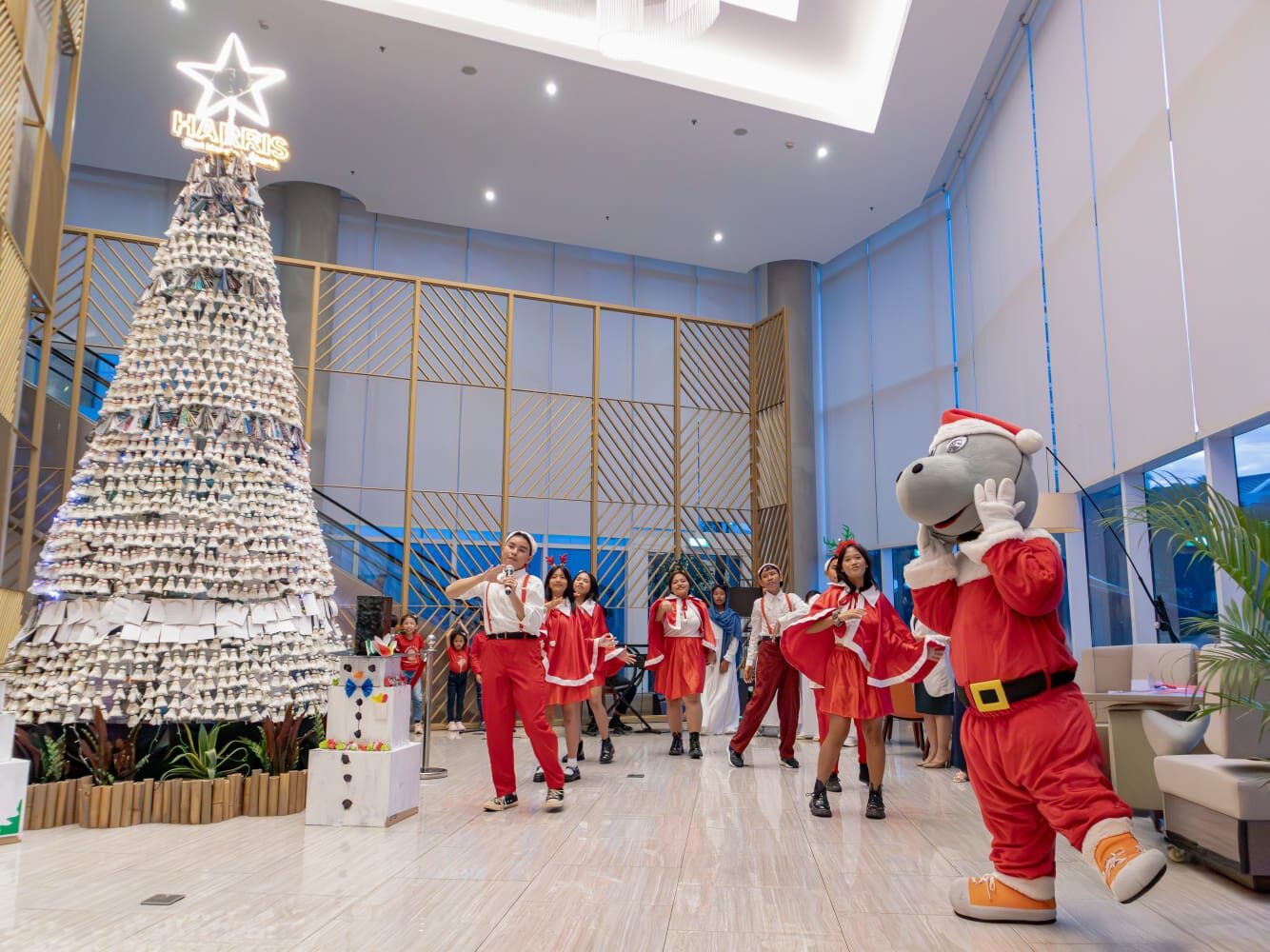 Sustainable Christmas Tree 4 Meter Jadi Sorotan di Perayaan Natal HARRIS Puri Mansion