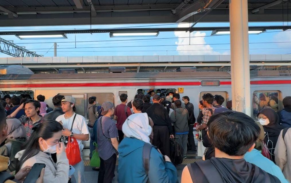 Mobilitas Urban Makin Mudah: Aturan Baru KAI Commuter untuk Pengguna yang Bermalam di Stasiun