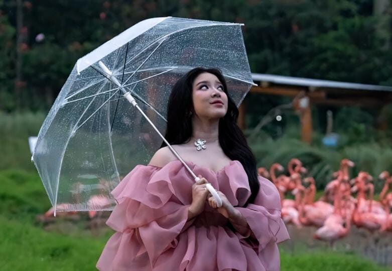 Tiara Andini Menyusuri Emosi dan Lanskap Singapura Lewat Video Musik "Cinta Seperti Aku"