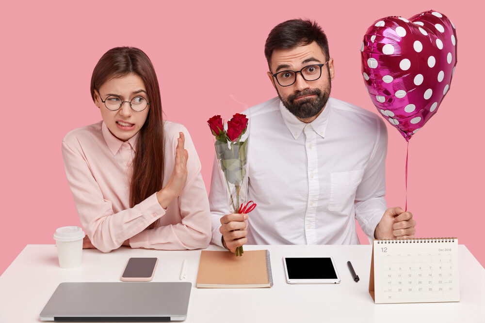 Stop! Jangan Naksir Teman Meja Sebelah: Ini Alasan Kenapa 'Cinlok' Bisa Jadi Bencana Karir Paling Ngeri