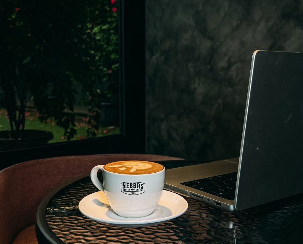 Arôme hadir sebagai kopi signature NEBBRS dengan karakter aroma yang kuat, sementara Gayo jadi pilihan aman untuk ngopi harian. (Foto: Dok. NEBBRS)
