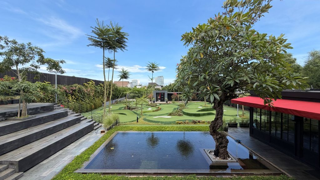 Tersembunyi di perumahan Jakarta Selatan, Nebbrs Kebagusan hadir sebagai tempat nongkrong unik dengan mini golf, menu Nusantara hingga Western, dan suasana homey yang bikin betah. (Foto: Dok. NEBBRS)