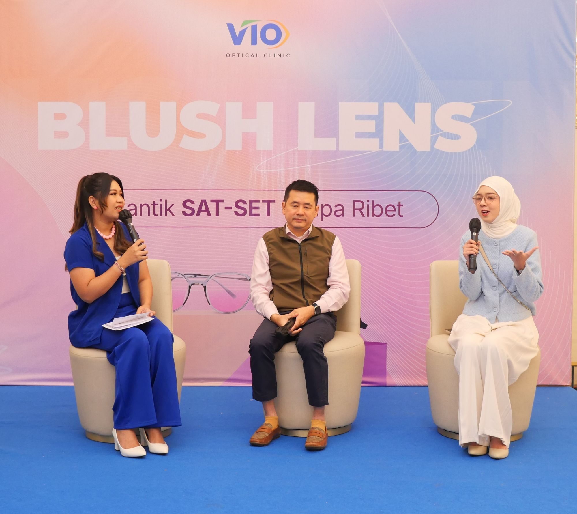 VIO Optical Clinic resmi meluncurkan Blush Lens, sebuah inovasi lensa kontak dengan sentuhan warna lembut yang dirancang untuk memberi efek wajah lebih segar secara instan. Peluncuran ini digelar dalam acara eksklusif bertajuk "Cantik Sat Set Tanpa Ribet" di Jakarta, Minggu (28/12/2025). (Foto: Dok. VIO)