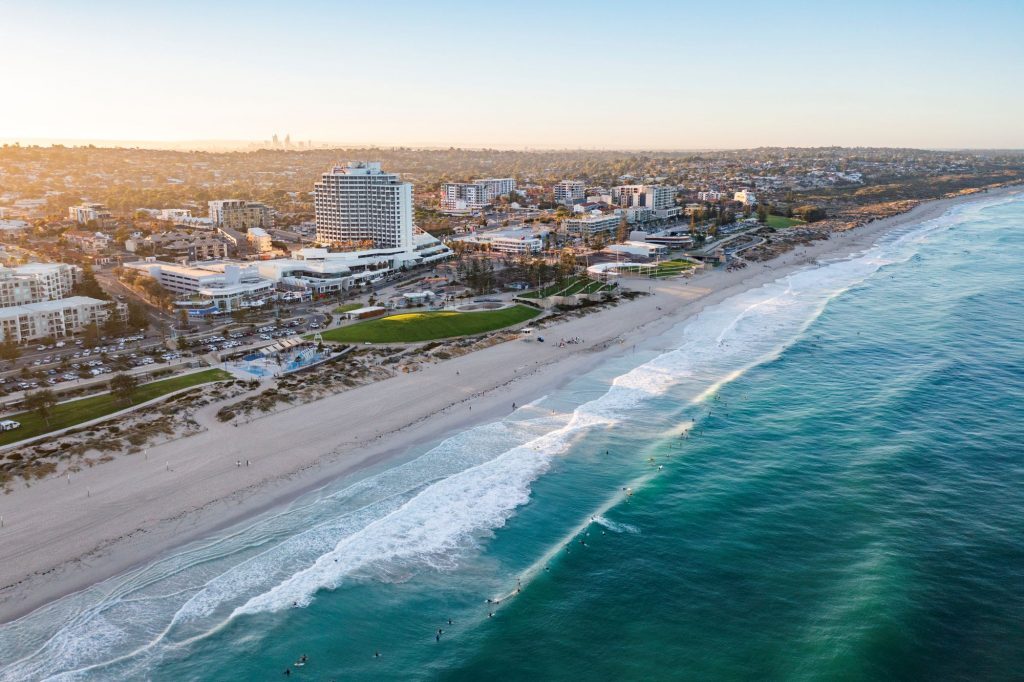 Pemandangan indah Pantai Scarborough, menjadikan Australia Barat destinasi yang relevan untuk liburan akhir tahun bernuansa cinta. (Foto: Dok. Tourism Western Australia)