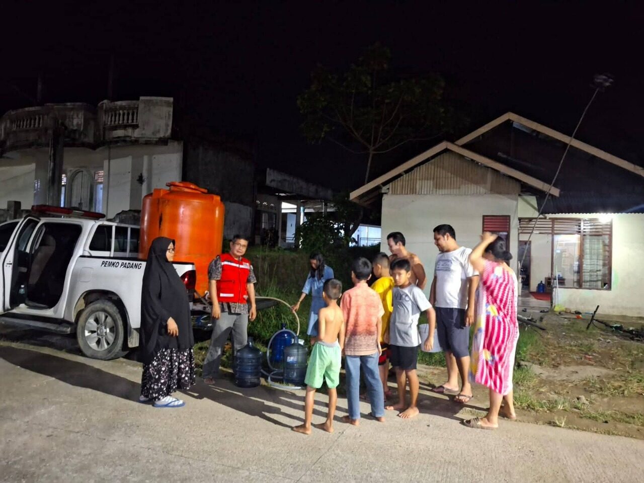 PMI Distribusikan 250 Ribu Liter Air Bersihbagi Warga Terdampak di Kota Padang. (Foto: Dok. PMI)