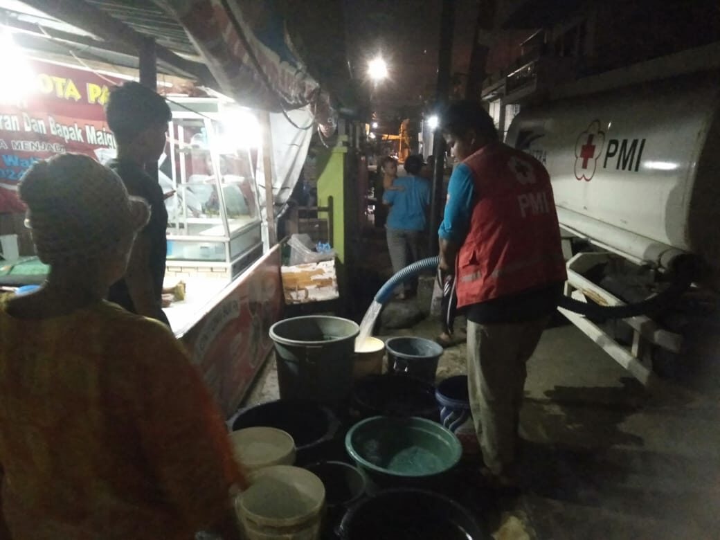 PMI Distribusikan 250 Ribu Liter Air Bersihbagi Warga Terdampak di Kota Padang. (Foto: Dok. PMI)