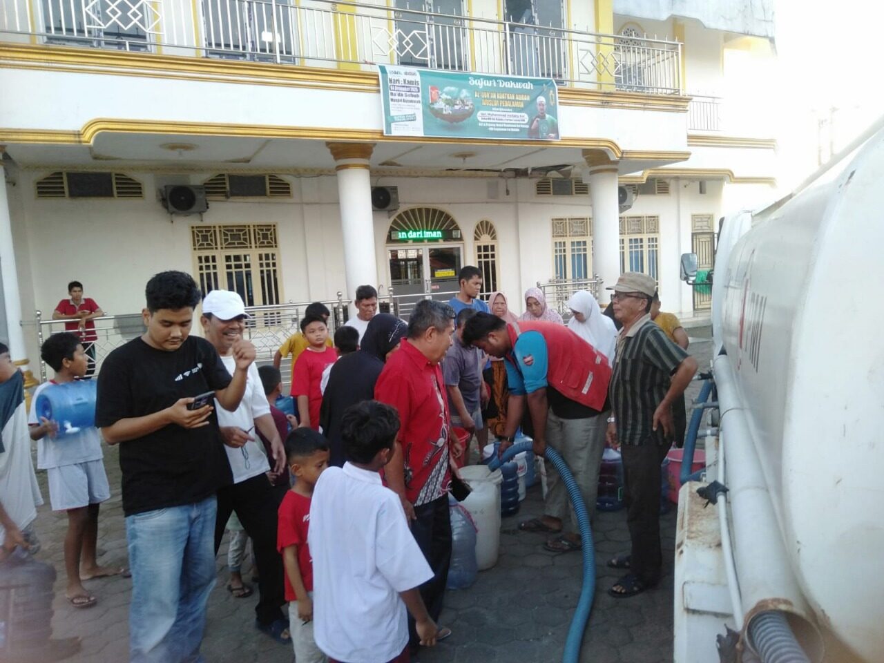 PMI Padang Salurkan Air Bersih untuk Warga Pascabanjir Bandang