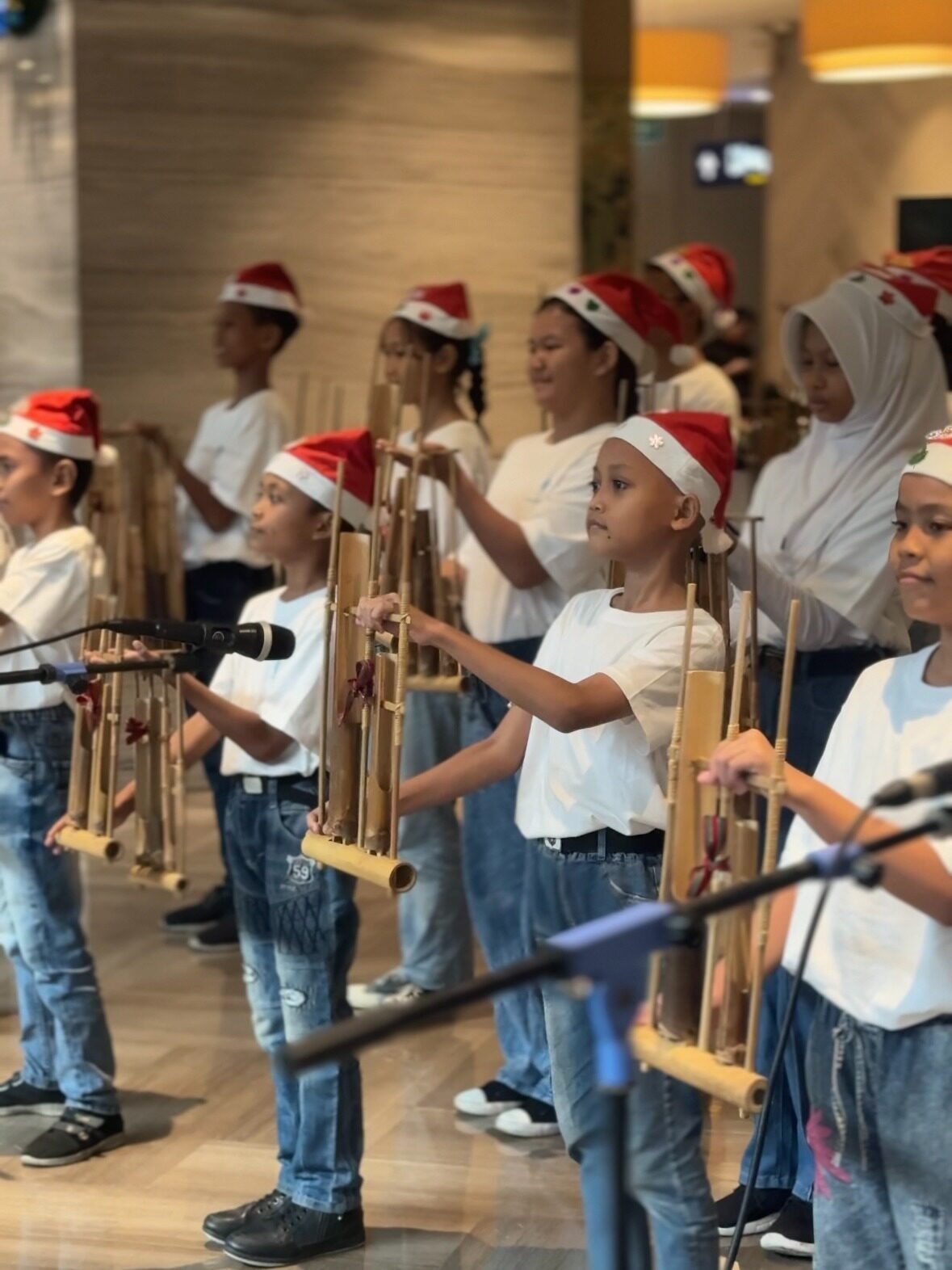 Holiday Inn & Suites Jakarta Gajah Mada Sambut Hangat Natal Bersama Rumah Belajar Saab Shares
