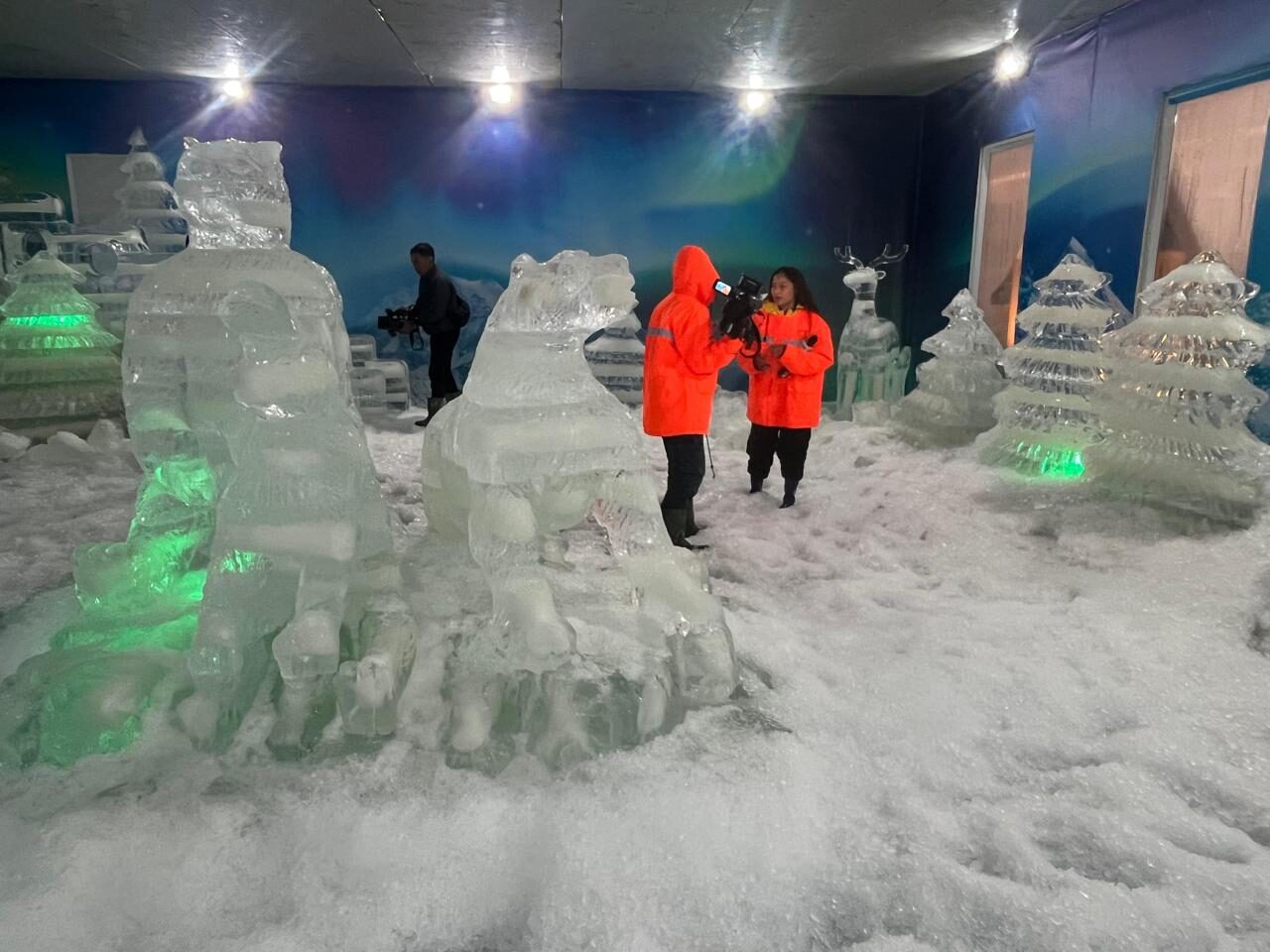 Rasakan Dinginnya –5 °C dan Alami Pengalaman Salju & Ice Carving Pertama di Mal Ciputra Jakarta. (Foto: Dok. Mal Ciputra Jakarta)