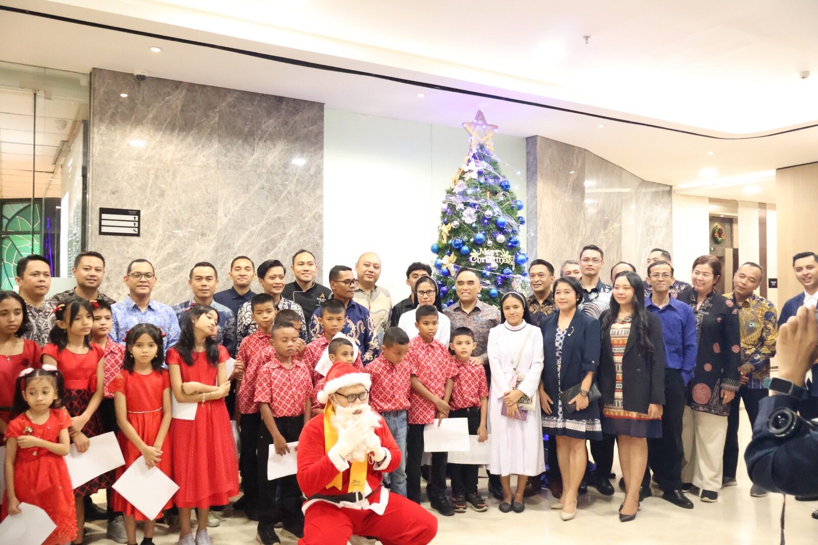 Seru! ARYADUTA Suites Semanggi Resmi Buka "Seasons of Wonder" dengan Momen Penyalaan Pohon Natal