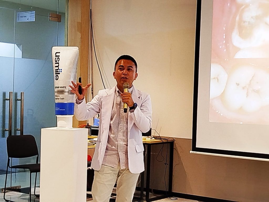 drg. Aswar Sandi saat sesi edukasi kesehatan gigi dan mulut di acara usmile meluncurkan odol parfum pertama di dunia di Jakarta, Rabu (10/12/2025). (Foto: urbanvibes/R Indriani)