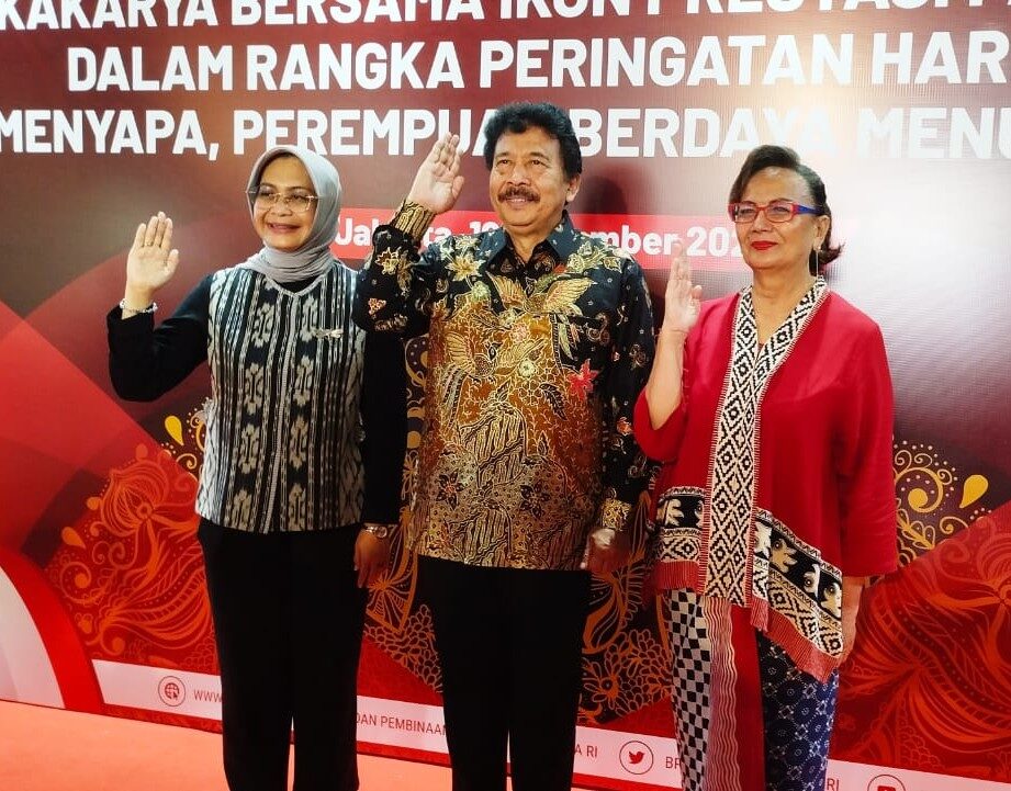 Ki-ka: Dr. Amurwani Dwi Lestariningsih, S.sos., M.Hum (Asisten Deputi Pemenuhan Hak Anak, Kementerian Pemberdayaan Perempuan dan Perlindungan Anak RI), Prof. Drs. K.H. Yudian Wahyudi, M.A., Ph.D (Ketua BPIP) dan Christine Hakim (Aktris sekaligus Ikon Prestasi Pancasila) di acara Lokakarya Tematik bertajuk "Perempuan Menyapa, Perempuan Berdaya, Menuju Indonesia Emas 2045" di Auditorium Perpustakaan Nasional RI, Jakarta Pusat, Jumat (19/12/2025). (Foto: Urbanvibes/R Indriani)