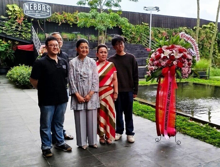 Istri Gubernur DKI Jakarta, Endang Nugrahani diapit oleh Raihan Athallah (Operational Manager Nebbrs), Mira Deviane (Owner NEBBRS) saat menghadiri Grand Opening Nebbrs Coffee & Eatery di Kebagusan, Jakarta Selatan, Sabtu (20/12/2025). (Foto: Urbanvibes/R Indriani)